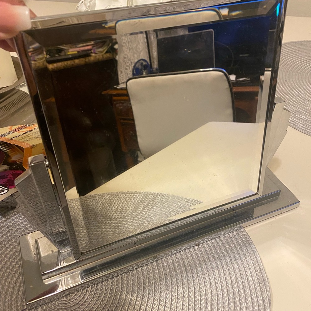 Vanity mirror